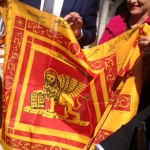 La bandiera donata dagli esercenti e dai cleaner volontari di Venezia all'Assessore Maggioni